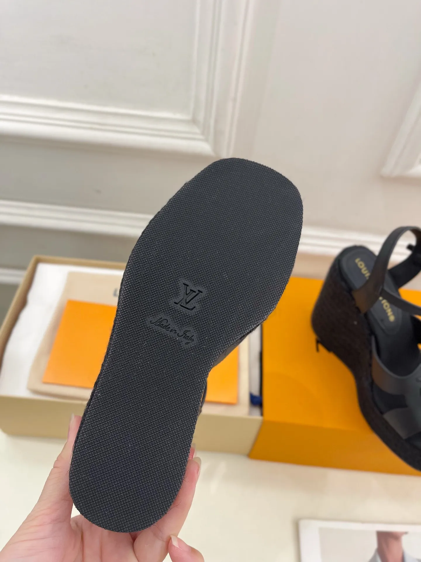 👟👟Ex-factory price 640👟👟 LV | Louis Vuitton 25𝐬𝐬 🧡💚2025 spring and summer new style top version‼ ️The original version is the same. The counter focuses on the latest LV ISOLA hollow hemp rope wedge sandals. New hard goods. ❥BS purchasing level! Full of high-end feel! A popular model among bloggers at home and abroad, it’s retro and fashionable and looks amazing on your feet! Mainly recommended model on the official website★ ━━━━━ ЅᏇєєt ━━━━━ ▪️Upper: original customized calfskin ▪️Lining: imported sheepskin ▪️Outsole: original molded outsole ▪️Heel height: 12cm, water platform 3.5cm ▪️Shoe size: 35-39 (40, 41 customized)